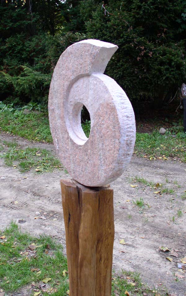 Um eine Mitte - Skulptur aus Naturstein